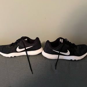 Nike Flex TR 8 size 10 black athletic shoes